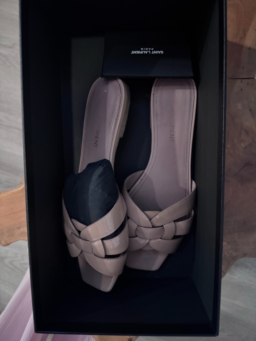 SAINT LAURENT
Nu Pieds Woven Patent Flat Sandals